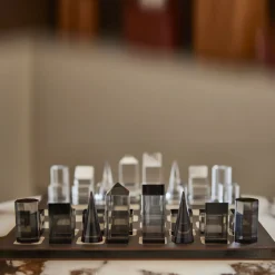 Scacchiera bicolore con componenti in vetro acrilico