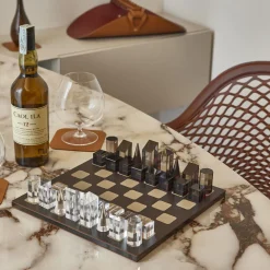 Scacchiera bicolore con componenti in vetro acrilico