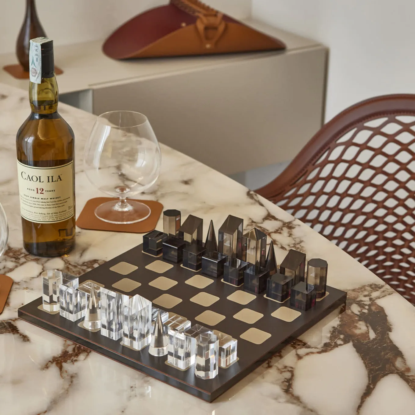 Scacchiera bicolore con componenti in vetro acrilico