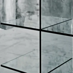 Scaffali di vetro #1 (1976) di Shiro Kuramata