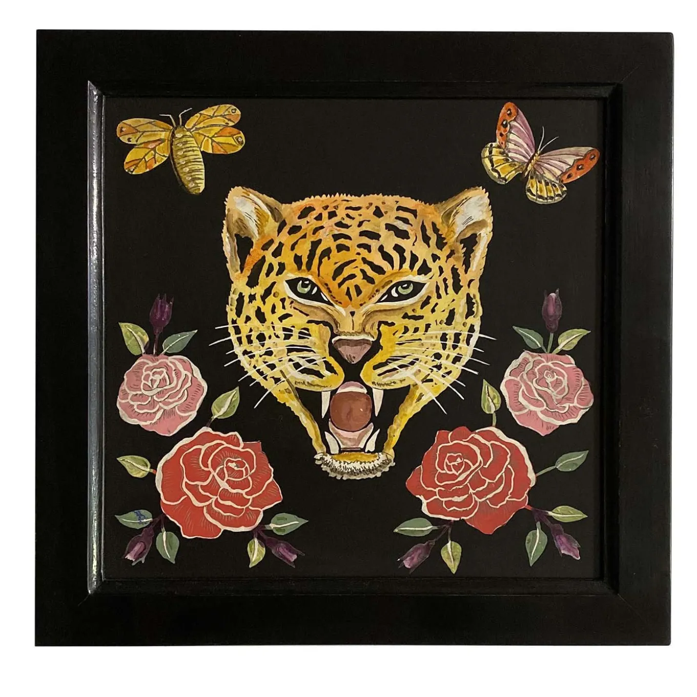 Scagliola dipinge un felino con fiori e insetti