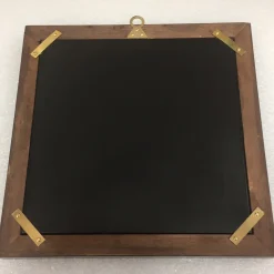 Scagliola dipinge un felino con fiori e insetti