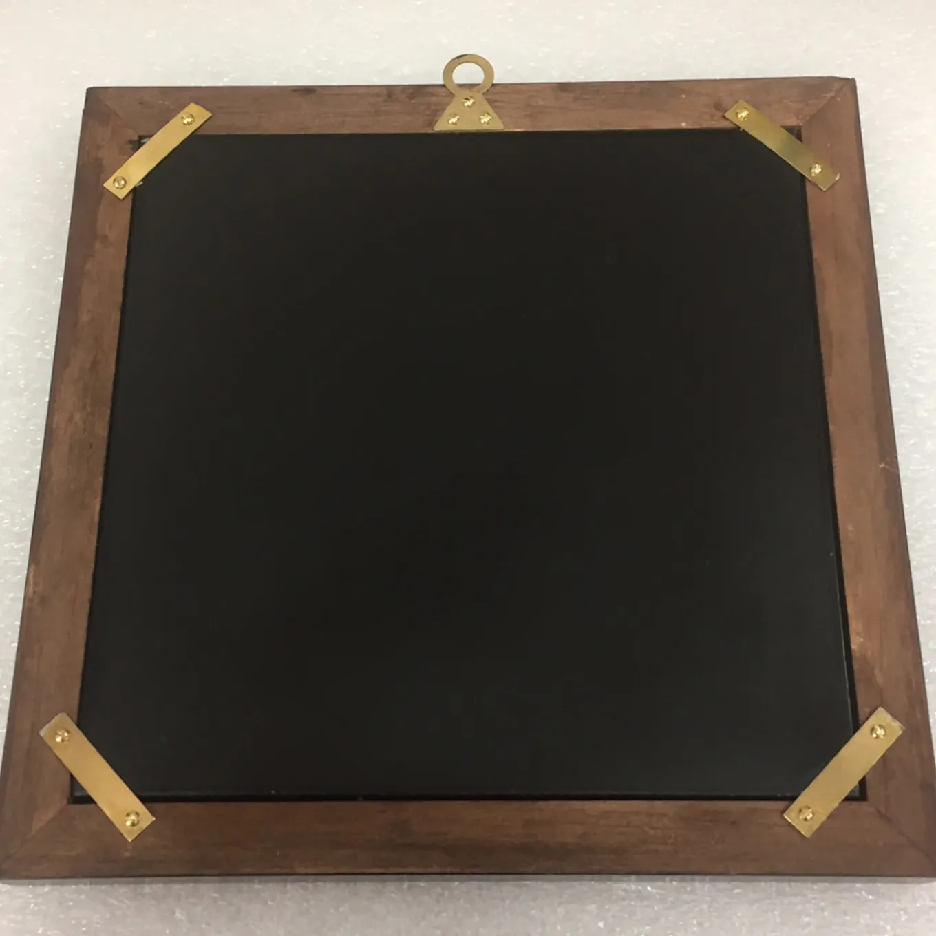 Scagliola dipinge un felino con fiori e insetti