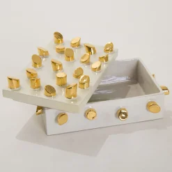 Scatola di maiolica bianca