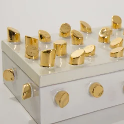 Scatola di maiolica bianca