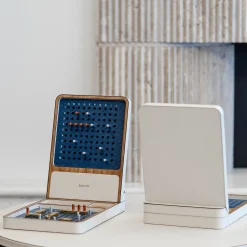 Scatola in pelle bianca con finitura in ottone Set di giochi di battaglia navale