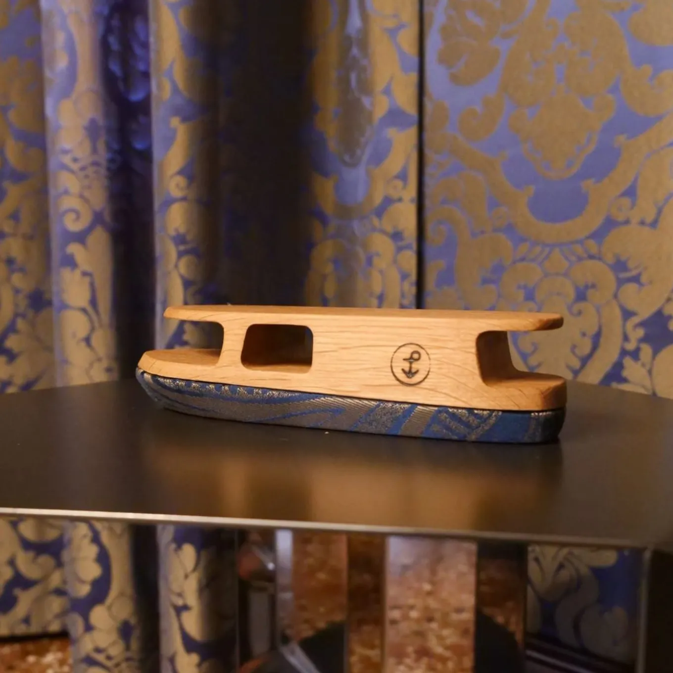 Scultura a vapore Tronchetto 33 in tessuto blu e legno di Briccola