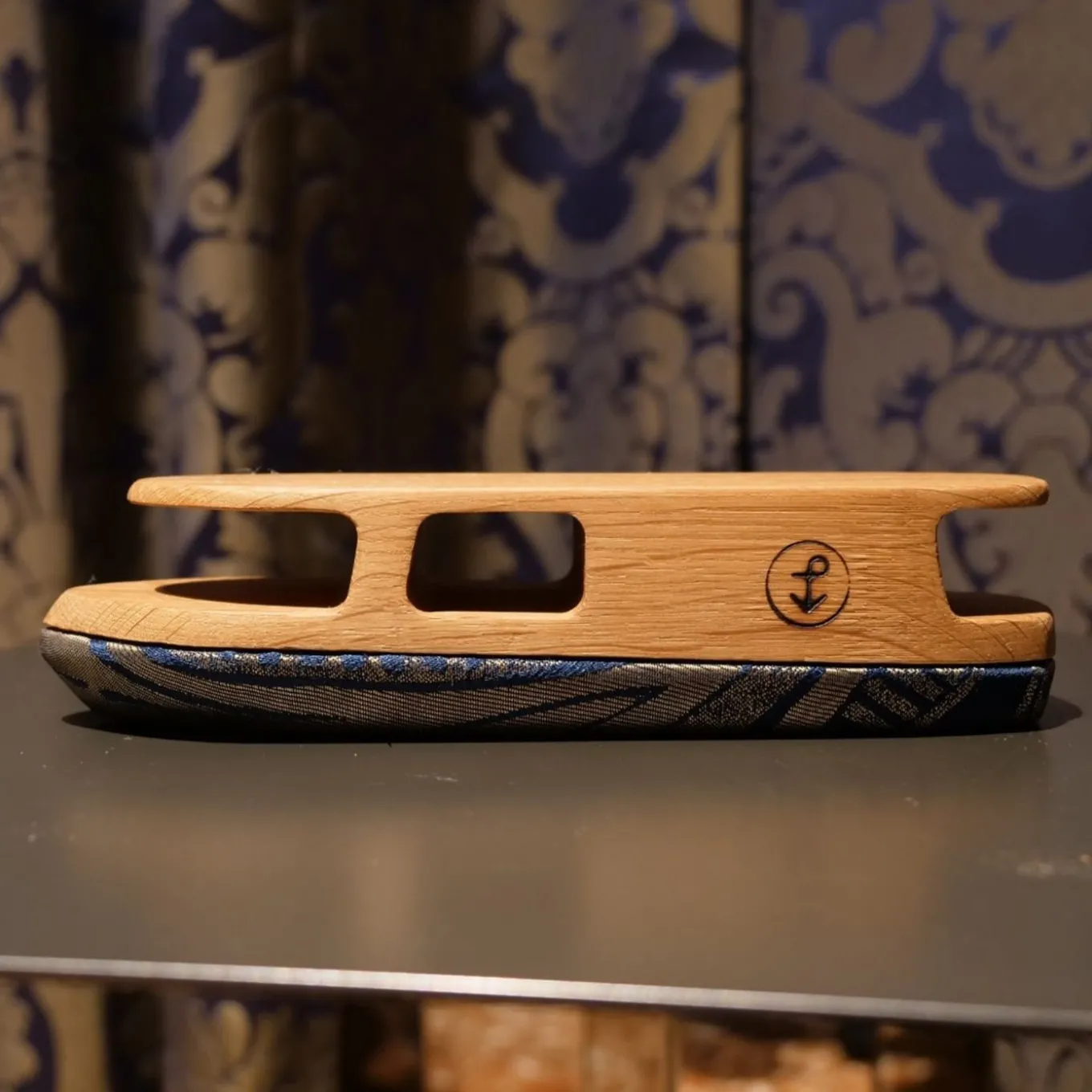 Scultura a vapore Tronchetto 33 in tessuto blu e legno di Briccola