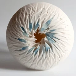 SCULTURA DA PARETE CON RICCI DI MARE - BIANCO E AZZURRO