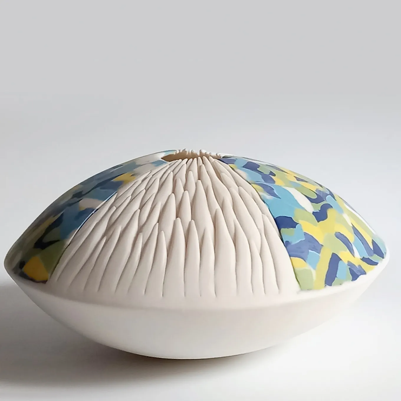 SCULTURA DA PARETE IN RICCIO DI MARE - BLU, BIANCO, GIALLO