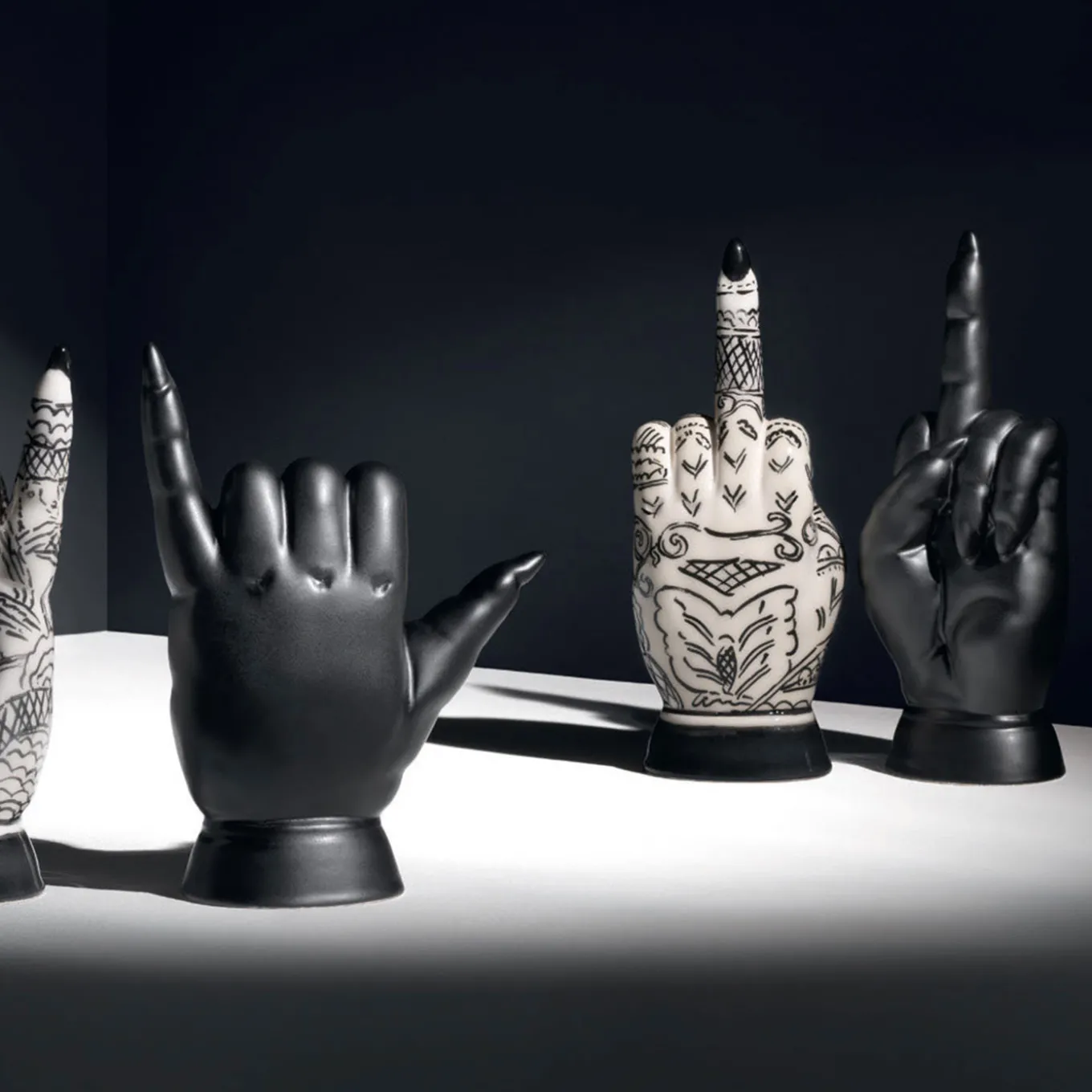 Scultura decorativa Shaka Nero di Ugo La Pietra