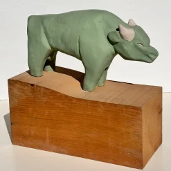 Scultura di bufalo verde