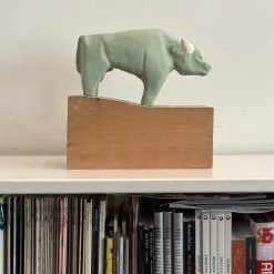 Scultura di bufalo verde