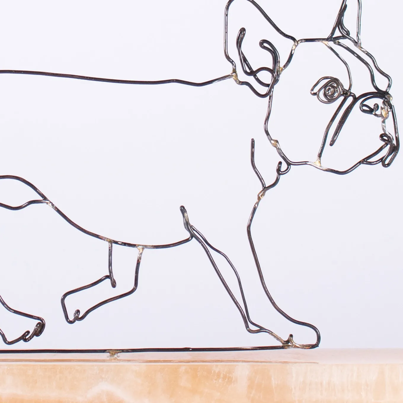 Scultura di Bulldog Francese in Passeggiata su Base in Onice Cappuccino