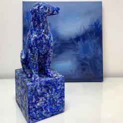 Scultura di cane blu