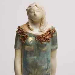 Scultura di donna in piedi