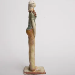 Scultura di donna in piedi