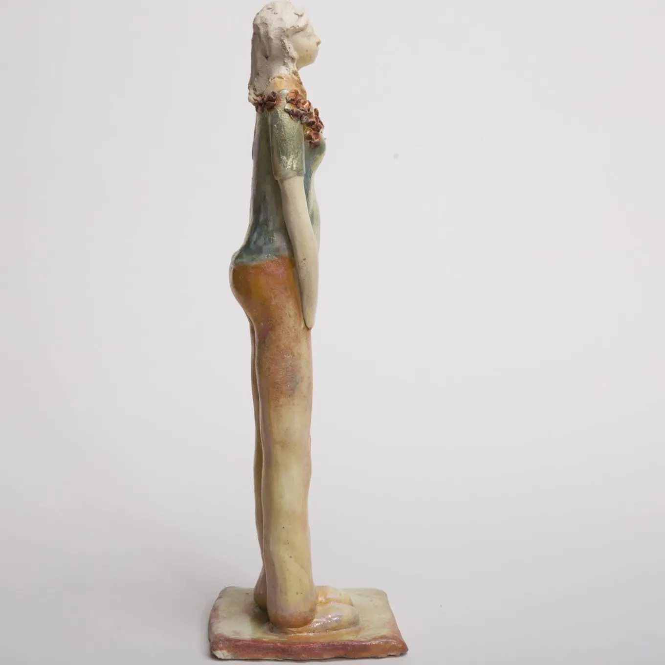 Scultura di donna in piedi