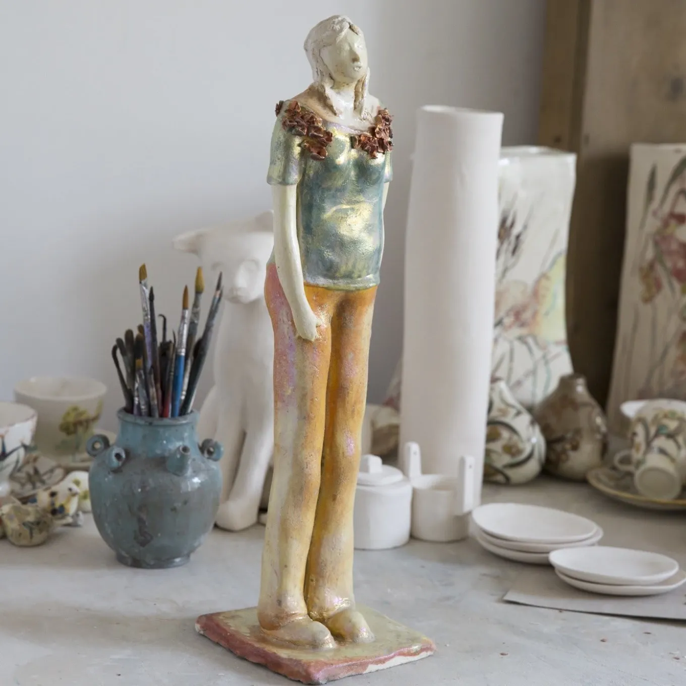 Scultura di donna in piedi