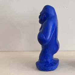 Scultura di gorilla blu elettrico