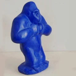 Scultura di gorilla blu elettrico