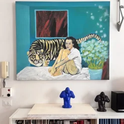 Scultura di gorilla blu elettrico