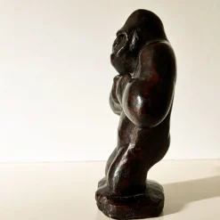 Scultura di gorilla color ebano