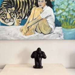 Scultura di gorilla color ebano