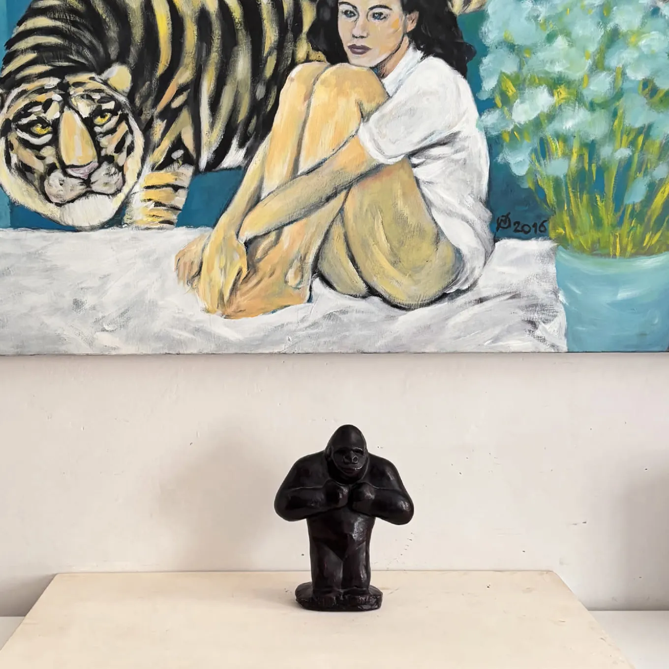 Scultura di gorilla color ebano