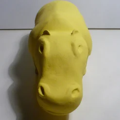 Scultura di ippopotamo giallo