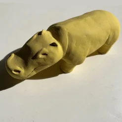 Scultura di ippopotamo giallo