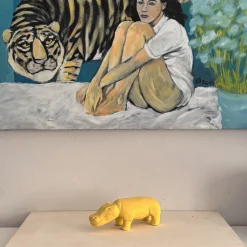 Scultura di ippopotamo giallo