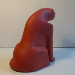 Scultura di pantera rossa