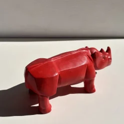 Scultura di rinoceronte rosso