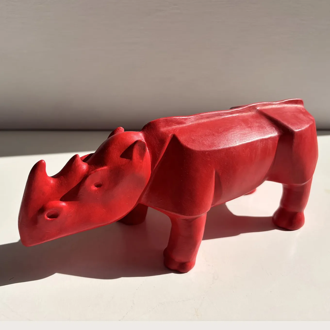 Scultura di rinoceronte rosso