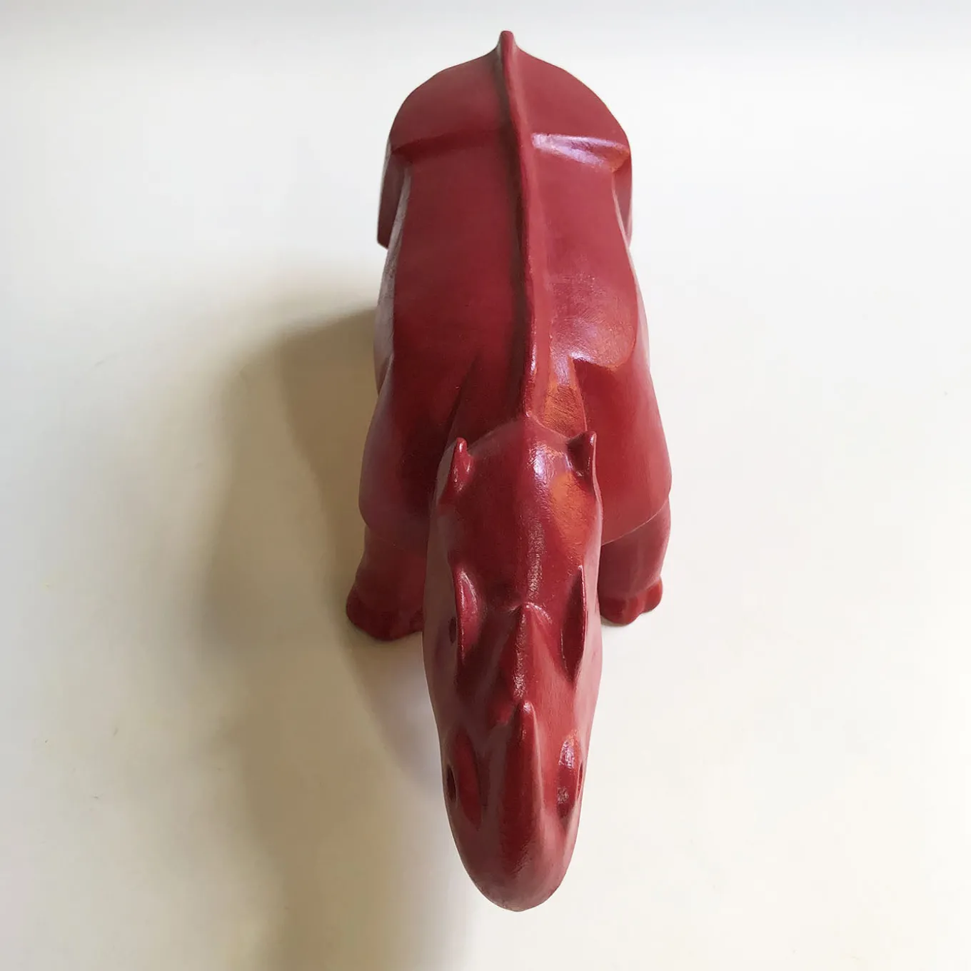Scultura di rinoceronte rosso