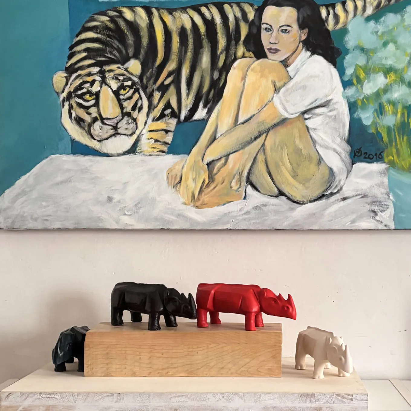 Scultura di rinoceronte rosso