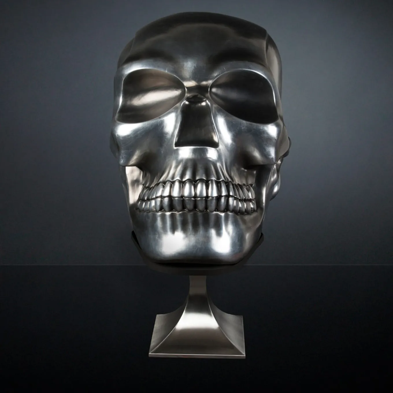 Scultura di teschio nera e argento