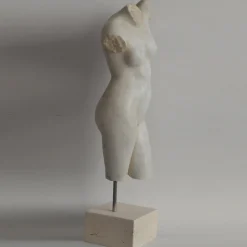 Scultura di torso femminile