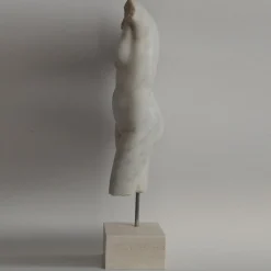 Scultura di torso femminile