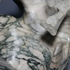 Scultura Fragile As The World In Marmo Verde