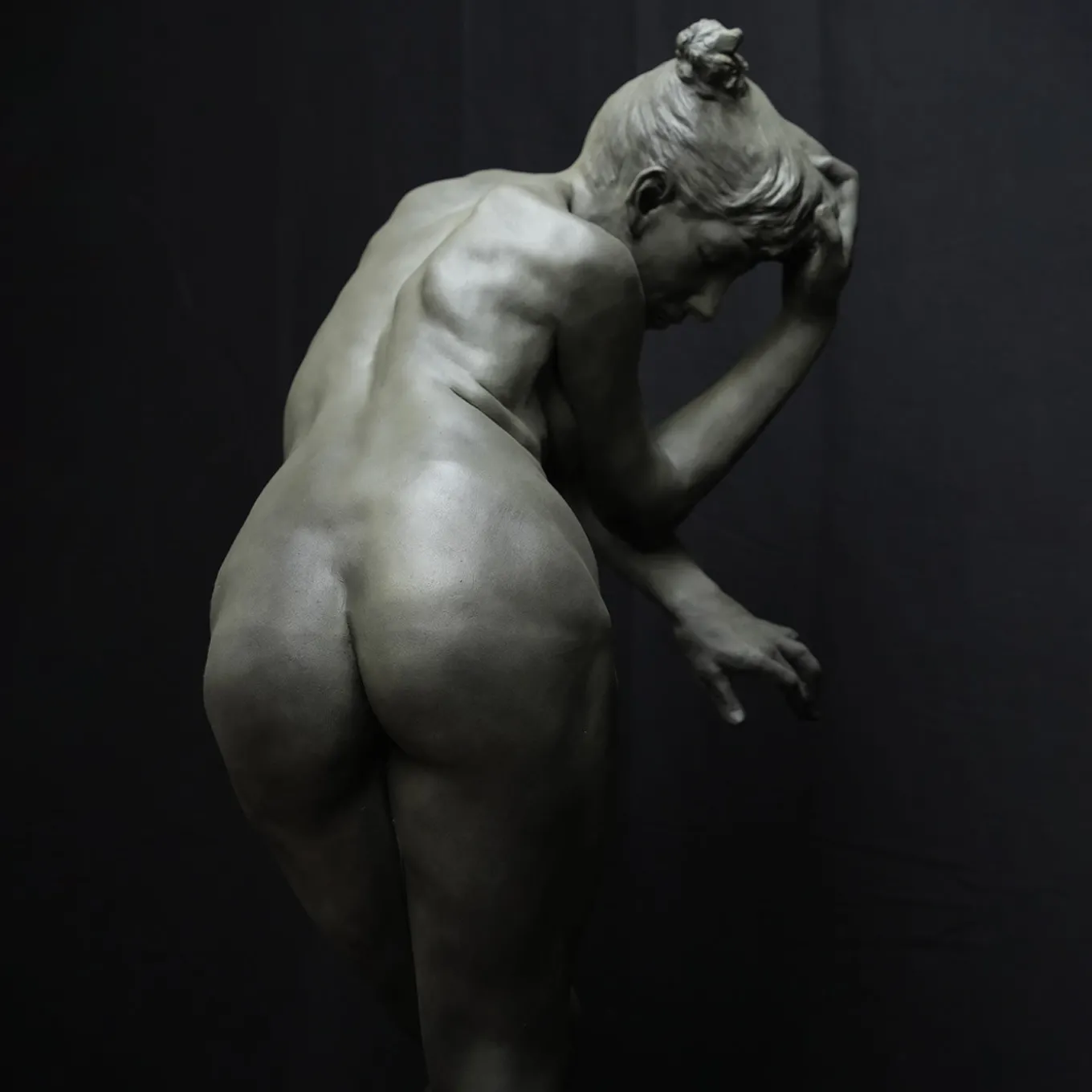 Scultura in resina grigio chiaro Ewe