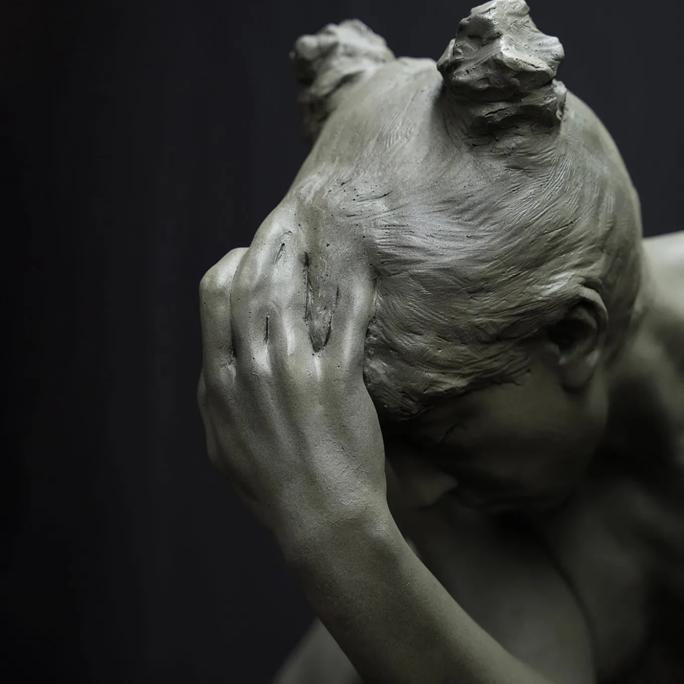 Scultura in resina grigio chiaro Ewe