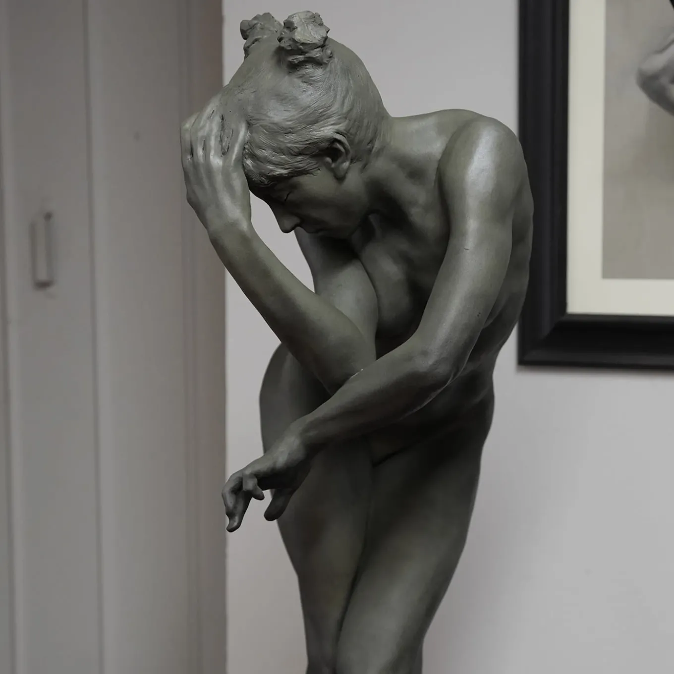 Scultura in resina grigio chiaro Ewe