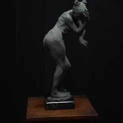 Scultura in resina grigio scuro Ewe