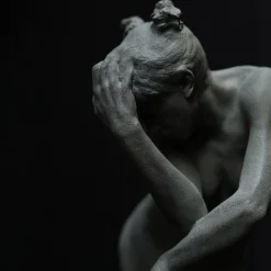 Scultura in resina grigio scuro Ewe