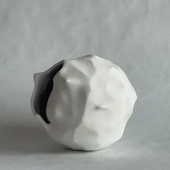 Scultura in terracotta patinata bianca Attimo