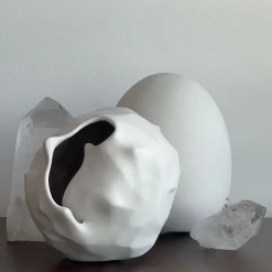 Scultura in terracotta patinata bianca Attimo