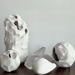 Scultura in terracotta patinata bianca Attimo