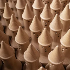 Scultura Pinocchio The Biggest Lie in Legno Marrone di Matteo Ragni